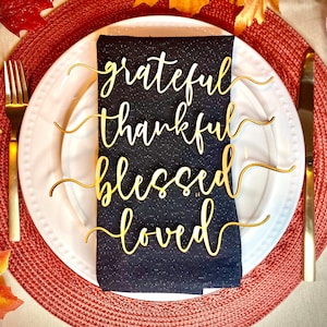 4er Set personalisierte Thanksgiving Tischdekoration | Namensschild Schilder | Dankbar | Dankbar | Gesegnet | geliebt | Worte Herbst Esstisch Einstellung