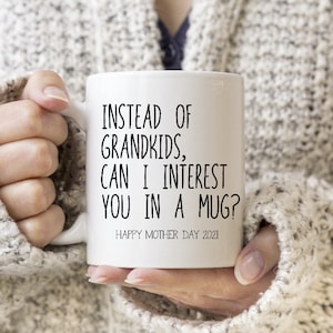 En lugar de nietos, ¿puedo interesarte una taza? / Regalo de broma para mamá o papá / Feliz día de la madre 2021 / Cita divertida / Tratar a los demás / Tarjeta