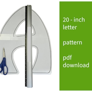 Może przedstawiać: Biały wzór litery o wymiarach 50,8 cm z czarnym obrysem, metalowa linijka i niebieskie nożyczki. Tekst "20 - inch letter pattern pdf download" znajduje się na zielonym tle.