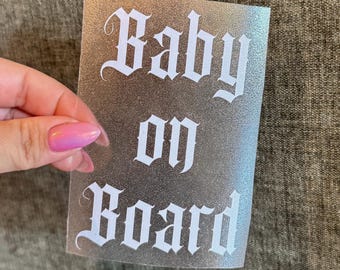 Autocollant « Bébé à bord » style gothique | Autocollant pour vitre de voiture « Maman alternative » | Autocollant vinyle « Bébé à bord » | Autocollant bébé tendance pour voiture | Cadeau gothique pour chambre d'enfant