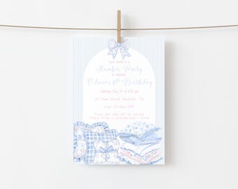 Pode incluir: Um convite azul claro e branco para uma festa do pijama, com o texto "Festa do Pijama" e "10º Aniversário de Olivia". O convite é decorado com um laço e ilustrações de almofadas e cobertores.