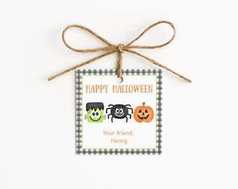 Può includere: Un'etichetta regalo quadrata con bordo a quadretti vichy bianchi e neri, che riporta il testo "HAPPY HALLOWEEN" e "Your friend, Henry" in arancione. Il design include illustrazioni di un mostro di Frankenstein verde, un ragno nero e una zucca arancione.