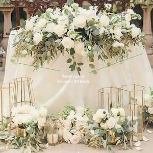 Arranjo de flores de eucalipto marfim para mesa de casamento: centro de mesa em forma de coração