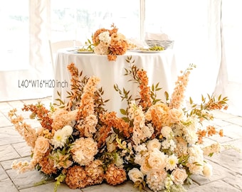 Arranjo floral de mesa para casamento com hortênsias em tons de laranja, terracota e champanhe.