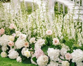 Arreglo floral en tonos pastel para el pasillo nupcial, arco de rosas, peonías e hortensias