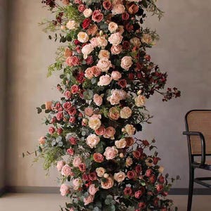 Arco di fiori color smeraldo, rosa antico, magenta, verde acqua, fiori per arco, fiori per pergolato, composizione con arco nuziale, rosa cipria da matrimonio color borgogna