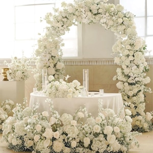 Baby&#39;s Breath & White Rose Table Flowers: Wedding Aisle Decor