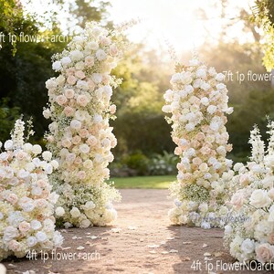 Può includere: Allestimento per cerimonia nuziale all'aperto con archi e composizioni floreali. Gli archi sono adornati con rose bianche e rosa e verde. Il testo sull'immagine recita: 8ft 1p flower+arch, 7ft 1p flower+arch, 4ft 1p flower+arch, e 4ft 1p FlowerNOarch.