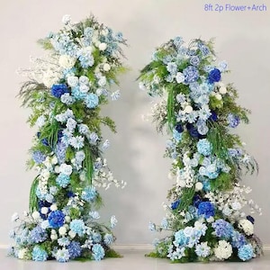 Huwelijksboog met wilde bloemen en varens: babyblauw, koningsblauwe bloemenslinger