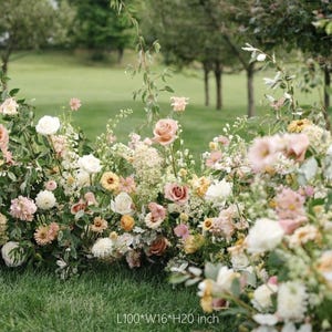Bröllopsblush pastellfärgade vildblommor jordad blombåge, vildblommig bröllopsdekor, gånggolvsblommor löpare, gångblommor arrangemang