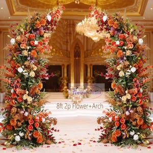 Puede incluir: Dos arcos florales, cada uno compuesto por vibrantes flores naranjas, rojas y blancas, crean una entrada acogedora. Los arcos están adornados con vegetación y se colocan contra un fondo grandioso y ornamentado. El texto en la imagen dice: 8ft 2p Flower+Arch.