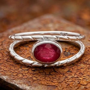 Natürlicher Rubin Edelsteinring, 925 Sterlingsilber, Rubinring im Ovalschliff, handgemachter Versprechensring, Boho-Ring, Verlobungsring