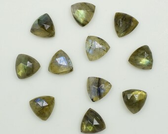 Labradorite naturale sfaccettata a forma di triangolo, calibrata, ideale per la creazione di gioielli, dimensioni 8-25 mm, pietra lucida. Disponibile in tutte le misure.