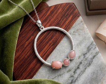 Delicata collana in argento sterling 925 con opale rosa e pendente in pietra naturale.