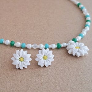 Small white daisy necklace, daisy stud earrings, white flower jewelry set, green and white beaded necklace, daisy flowers from polymer clay image 5