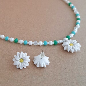 Small white daisy necklace, daisy stud earrings, white flower jewelry set, green and white beaded necklace, daisy flowers from polymer clay image 6