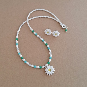 Small white daisy necklace, daisy stud earrings, white flower jewelry set, green and white beaded necklace, daisy flowers from polymer clay image 1
