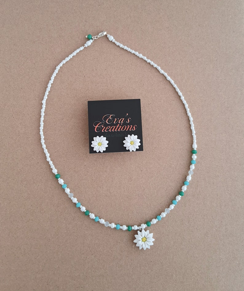 Small white daisy necklace, daisy stud earrings, white flower jewelry set, green and white beaded necklace, daisy flowers from polymer clay image 4