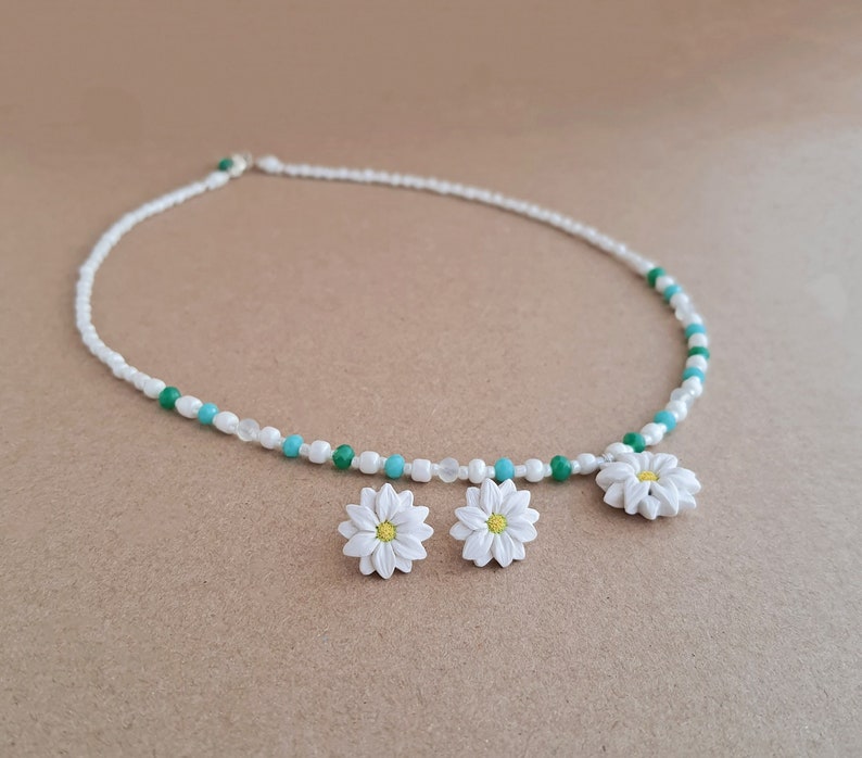 Small white daisy necklace, daisy stud earrings, white flower jewelry set, green and white beaded necklace, daisy flowers from polymer clay image 5