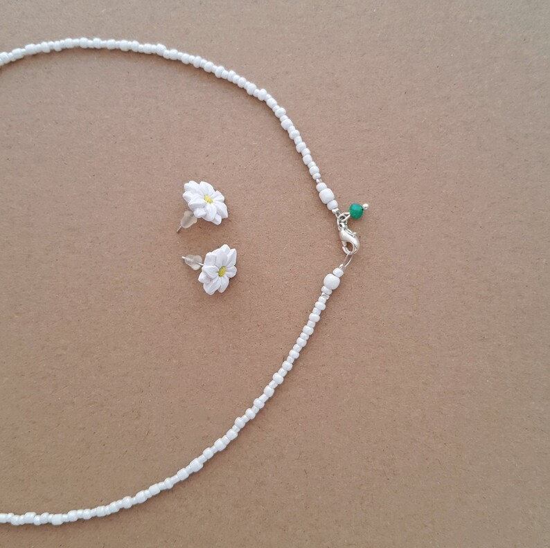 Small white daisy necklace, daisy stud earrings, white flower jewelry set, green and white beaded necklace, daisy flowers from polymer clay image 9