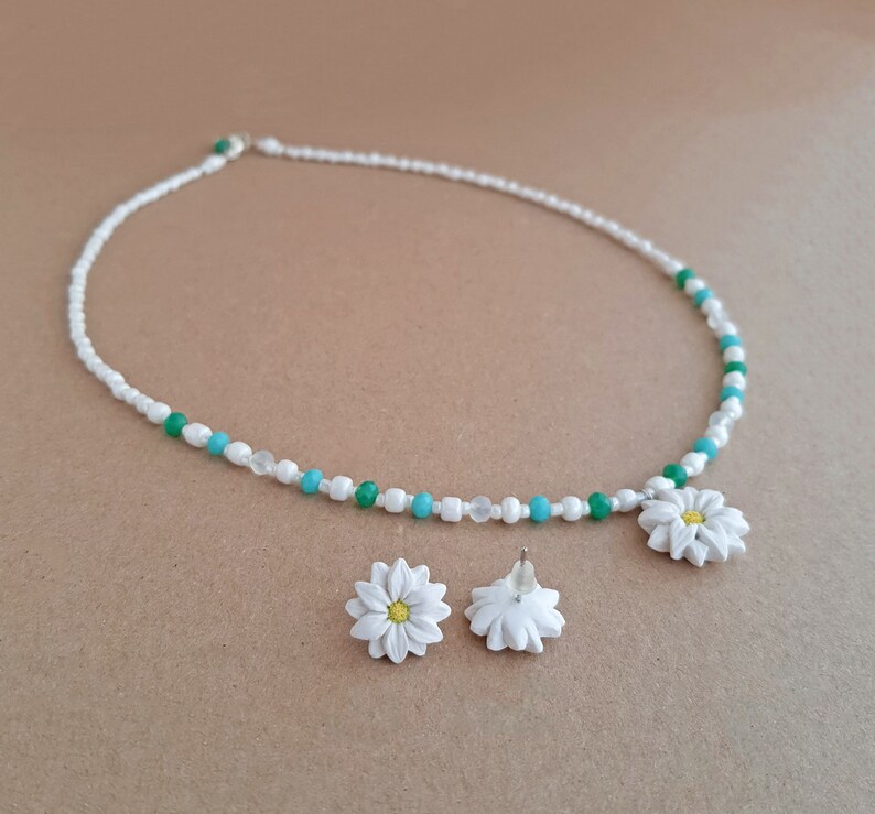 Small white daisy necklace, daisy stud earrings, white flower jewelry set, green and white beaded necklace, daisy flowers from polymer clay image 6