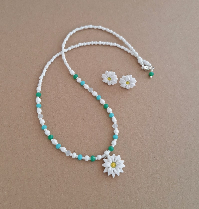 Small white daisy necklace, daisy stud earrings, white flower jewelry set, green and white beaded necklace, daisy flowers from polymer clay image 1