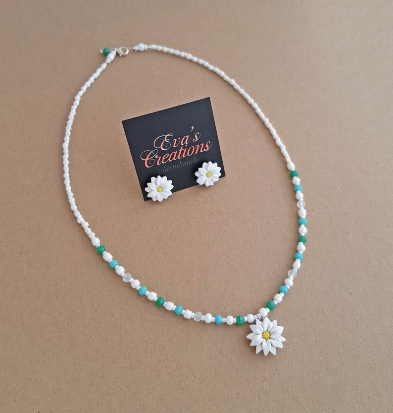 Small white daisy necklace, daisy stud earrings, white flower jewelry set, green and white beaded necklace, daisy flowers from polymer clay image 2