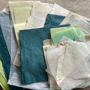 Pacote de retalhos com verdes brilhantes, Sanwa, pétalas, papéis naturais. Lokta, sortimento de trapos de algodão, páginas de livros, materiais para colagem de mídia mista de diários de sucata.