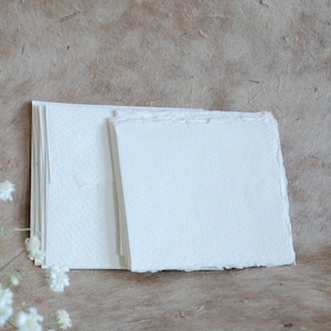 5 petites cartes vierges et enveloppes de 7,5 cm/3 pouces carrés Chiffon de coton blanc Khadi 210 g, papier fait main indien, bords de pont