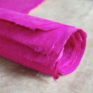 Fogli interi fucsia, carta lokta nepalese rosa brillante per la creazione di biglietti artigianali, carta morbida per tecniche miste, carta fatta a mano Khadi,