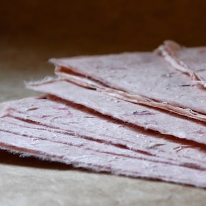 piccola carta cipolla himalayana, 7,5 x 9,5 pollici, carta strutturata rosa polveroso naturale, carta indiana fatta a mano,
