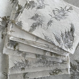 Piccoli pezzi di carta foglia di conifera x 10, fronde di foglie verde/marrone dell'Himalaya in Lokta naturale, 7,5 x 9,5 pollici, carta indiana fatta a mano (L42)