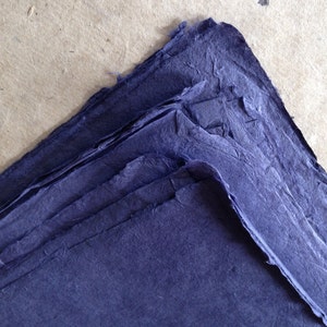 Fogli interi di prugna Carta Lokta nepalese 19,5 x 29,5 pollici 50 x 75 cm, carta lokta fatta a mano Khadi, carta viola scuro