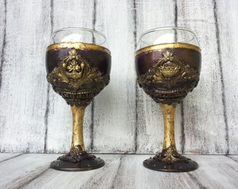 Custom Made Wine Glasses,Personalized glasses,Wedding glasses,Majestic purple gold glasses,Goblets,Hand painted glasses,King and queen crown