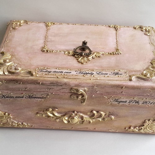 Boîte de cartes de mariage en bois en or rose blush , ornements baroques vintage dorés, personnalisation - les noms et la date du mariage. Boîte à cartes blush or