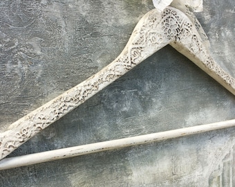Lace bruiloft hanger, hanger van de bruid, rustieke bruiloft hanger, gepersonaliseerde bruiloft hanger, versierd bruids hanger, witte bruids gepersonaliseerde gift