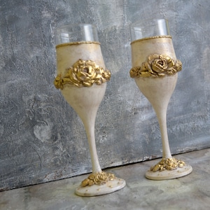 Golden wedding glasses. Personalized wedding glasses,Champagne Flutes,Gold wedding.Custom Made Wine Glasses,Golden roses wedding glasses