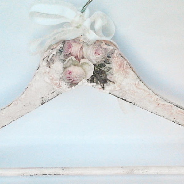 Cintre chic minable de mariage personnalisé, cadeau de demoiselle d’honneur, cintre de mariage de commande personnalisé, cintre de robe de mariage Decoupaged, cintre peinte à la main