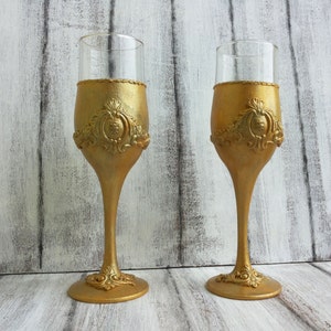 Golden wedding glasses. Hand painted. Personalized. Champagne glasses. Champagne Flutes. Set of 2. Gold wedding.Custom Made Wine Glasses