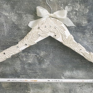 Hochzeit Kleid Aufhänger, name Braut Kleid Aufhänger, Kleiderbügel Brautgeschenk, Hochzeit, Aufhänger, personalisierte Aufhänger, Brautjungfer Kleiderbügel, Partei-Dusche-Geschenk,