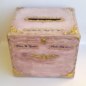 Blush Rosa Gold Holz Hochzeit Kartenbox, Goldene Vintage Barock Ornamente, Personalisierung-die Namen und das Hochzeitsdatum. Blush gold Kartenbox