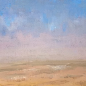 Puede incluir: Una pintura de un cielo brumoso y pastel sobre una playa de arena. El cielo es de un azul suave con toques de rosa y nubes blancas. La playa es de un marrón cálido con sutiles toques de blanco.