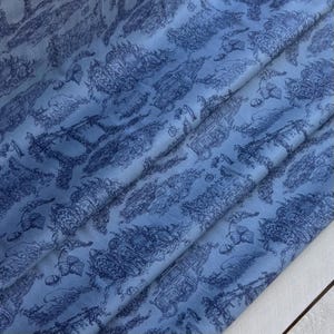 Toile-stof geitenboerderij van Paint Brush Studio Fabrics - Kadzu Take Over Blue 120-4057 - 100% katoen - Te gebruiken voor kleding, handwerk en decoratie