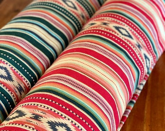 Peut inclure: Deux rouleaux de tissu rayés rouge, blanc et vert avec un motif géométrique. Le tissu a une texture tissée et est parfait pour la tapisserie ou les projets d'artisanat.