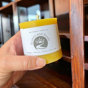 Bienenwachs Kerze 100% reines Bienenwachs Säule Klein | Nicht parfümierter natürlicher Honigduft | Nur Bienenwachs & Baumwolldocht, handgefertigt von Rivers and Roads