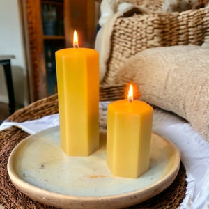 Bienenwachs Säule Hexagon | 100% reine Bienenwachs-Kerze | Nicht parfümierter natürlicher Honigduft | Nur Bienenwachs + Baumwolldocht | Handgemacht von Rivers & Roads