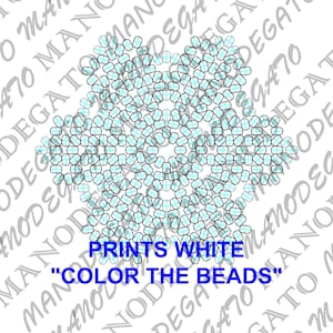 Pode incluir: Um design de floco de neve composto por pequenos retângulos azuis claros com contornos pretos. O texto "PRINTS WHITE" e "COLOR THE BEADS" está em azul na parte inferior. O fundo tem um padrão de texto repetido.