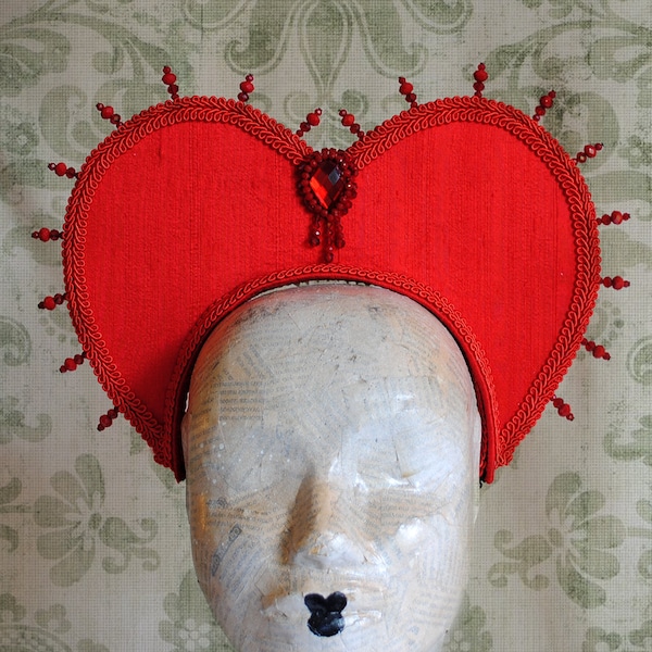Copricapo da cosplay della Regina di Cuori, copricapo a forma di cuore rosso/nero, costume di Halloween di Alice nel Paese delle Meraviglie, Regina Oscura, fascinator gotico - Realizzato su ordinazione