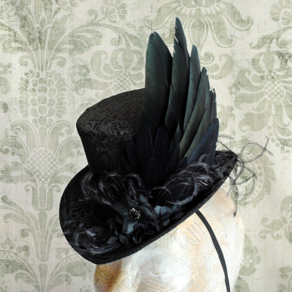 Schwarzer viktorianischer Mini Zylinder mit Blumen, Gothic Fascinator Hut mit Rabenflügel, Halloween Kostüm, Edgar Allan Poe Damen Hut-Made to Order