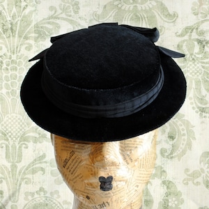 ゴシックロリータミニハット、ブラックビクトリアンハット、リボン付きボーターハット、エドワード朝レディースハット、ブラック、花柄、コスプレミニトップハット - オーダーメイド